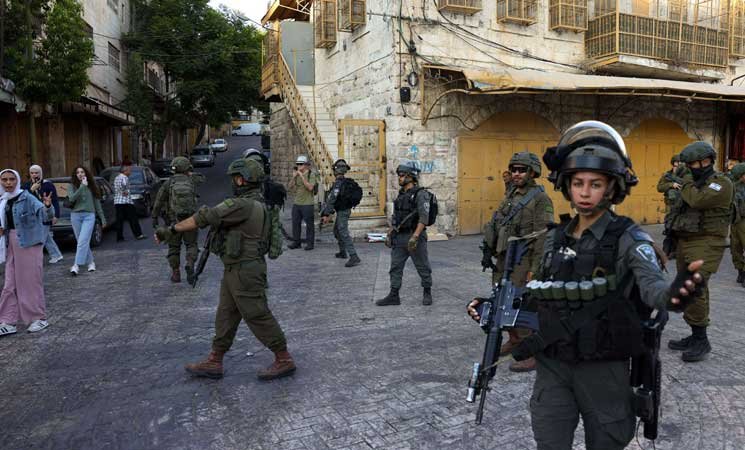 الضفة-جيش-الاحتلال-يحظر-التجول-بعدة-أحياء-وسط-الخليل.jpg