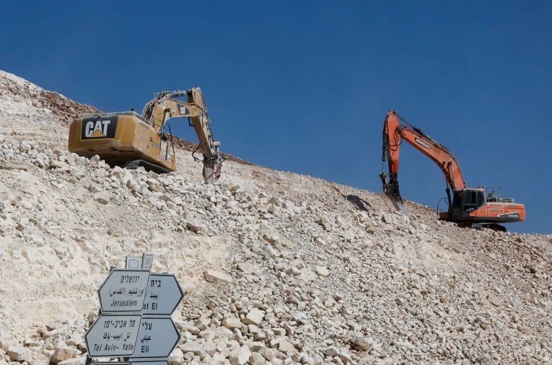 الجرافات-الإسرائيلية-في-الضفة-الغربية-تسحق-آمال-إقامة-دولة-فلسطينية.jpg