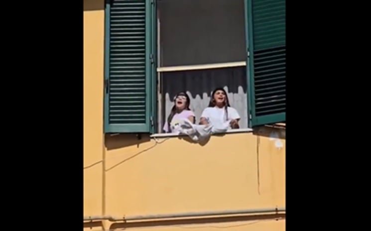 طفلتان-تهتفان-لفلسطين-من-نافذة-منزلهما-في-نابولي-وتحصلان-على.jpg