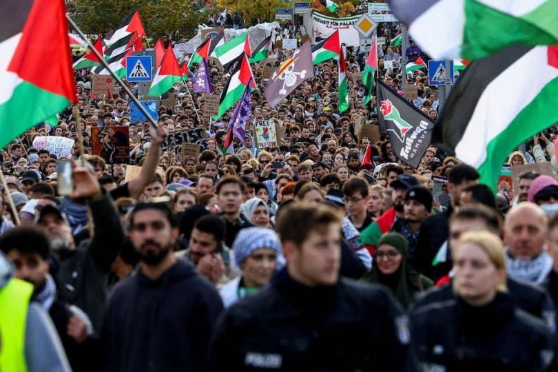 معا-من-أجل-غزة-آلاف-الألمان-يتضامنون-مع-فلسطين-وسط.jpg