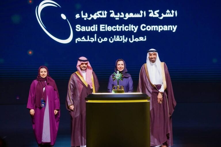 وزير-الموارد-البشرية-يُكرّم-السعودية-للكهرباء-بجائزة-المسؤولية-الاجتماعية.jpg