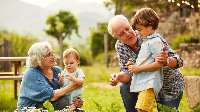 الأجداد-الذين-يعتنون-بأحفادهم-يتمتعون-بقدرات-إدراكية-أفضل.webp