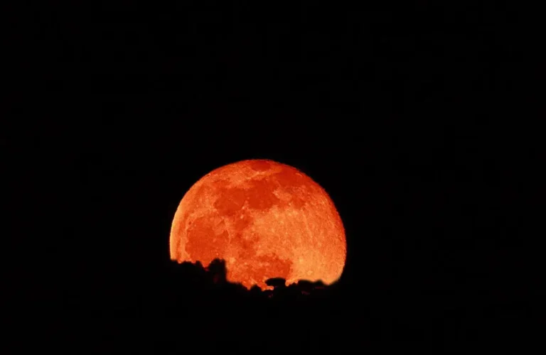 سيستمر-58-دقيقة-ويمكن-مشاهدته-خسوف-كلي-لـقمر-الدم-في.webp