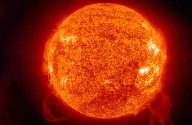 علماء-يحذرون-من-ظواهر-غير-متوقعة-على-سطح-الشمس-في.webp