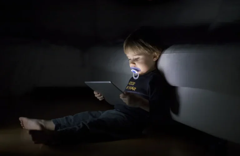 7-طرق-تضر-بها-الشاشات-صحة-طفلك.webp