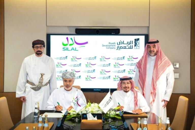 الرياض-للتعمير-توقع-مذكرة-تفاهم-مع-سلال-العمانية-لتعزيز-الربط.jpeg