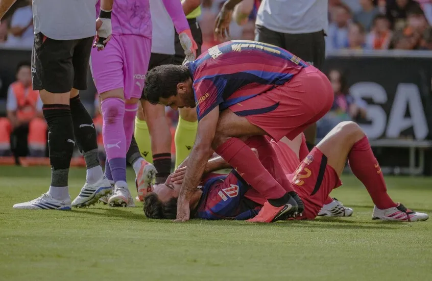 لاعب-برشلونة-يتسبب-في-كسر-أنف-زميله-خلال-المباراة.webp